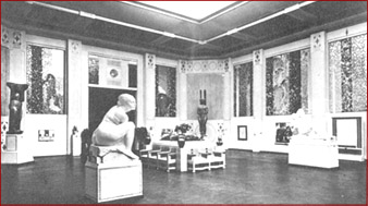 Sala di Ivan Mestrovic alla XI Biennale di Venezia, 1914. In primo piano, "Vedova dell'eroe"